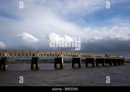 Die Tay Railway Bridge, und überqueren Sie den Fluss, Dundee, Waterfront, Tayside, Schottland, Großbritannien Stockfoto