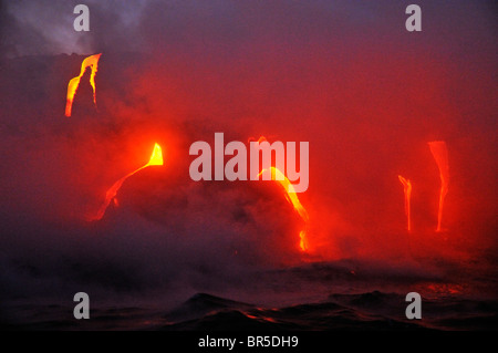 Dampf steigt aus Lava fließt ins Meer, Kilauea-Vulkan, Hawaii Inseln, Vereinigte Staaten Stockfoto