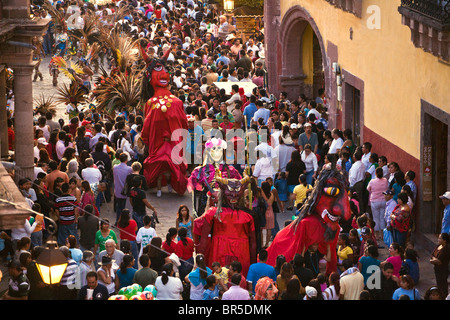 RIESIGE PAPIERMACHE STELZENLÄUFER, Tänzer Andcrowd bei der Unabhängigkeit-Tag-PARADE im September - SAN MIGUEL DE ALLENDE, Mexiko Stockfoto