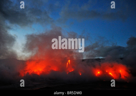 Dampf steigt aus Lava fließt ins Meer, Kilauea-Vulkan, Hawaii Inseln, Vereinigte Staaten Stockfoto