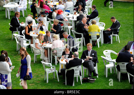 Racegoers entspannen Sie bei Tag eins des Royal Ascot Stockfoto