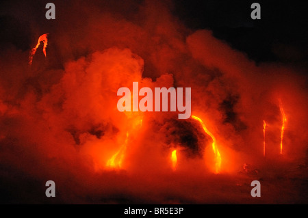 Dampf steigt aus Lava fließt ins Meer, Kilauea-Vulkan, Hawaii Inseln, Vereinigte Staaten Stockfoto