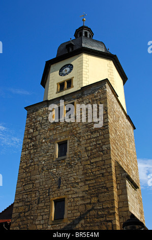 Riedturm Turm erhebt sich über das mittelalterliche Stadttor an der Riedplatz Square, Arnstadt, Thüringen, Deutschland Stockfoto