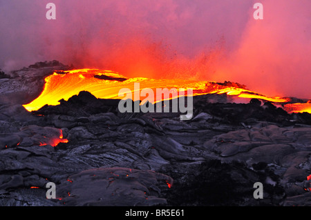 Fluss der geschmolzene Lava fließt nach Meer, Kilauea-Vulkan, Hawaii Inseln, Vereinigte Staaten Stockfoto