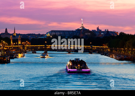 Europa, Frankreich, Paris (75), Touristenboot am Seineufer bei Sonnenuntergang Stockfoto