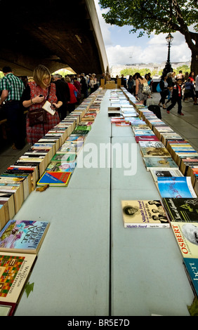 Southbank Buchmarkt unter Waterloo Bridge in London.  Foto von Gordon Scammell Stockfoto