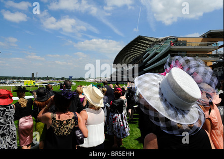 Ansicht der Rennen-Geher, die gerade einer Rennens in der Tribüne Gehege tagsüber drei Royal Ascot 2010 Stockfoto