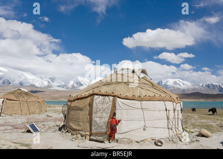 Kirgisischen Menschen Jurten Karakuli See, Mt. Kunlun in der Ferne, Pamir Plateau, Xinjiang, China Stockfoto