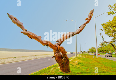Katrina Skulpturen gestaltete Künstler Dayton Scoggins Tümmler aus einer toten Eiche auf US 90 in Biloxi, Mississippi, Vereinigte Staaten Stockfoto