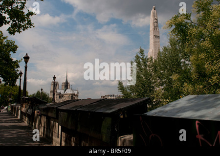 Buchhändler und Statue des St. Genevieve am Pont De La Tournelle, Tournelle Brücke, Paris, Frankreich Stockfoto