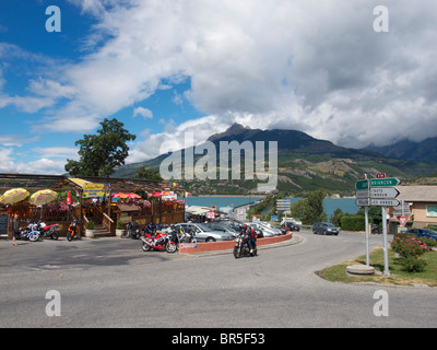 Motorradfahren am Lac de Serre-Ponçon zwischen Gap und Briançon, Hautes Alpes, Frankreich Stockfoto