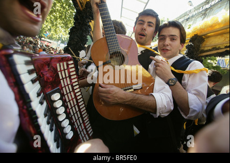 Universität Coimbra Studenten während der jährlichen Queima Das Fitas Parade, Coimbra, Portugal Stockfoto