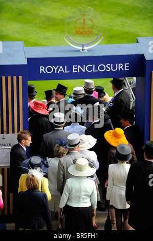 Racegoers Datei in das Royal Gehäuse Anzeigebereich bei Tag eins des Royal Ascot Stockfoto