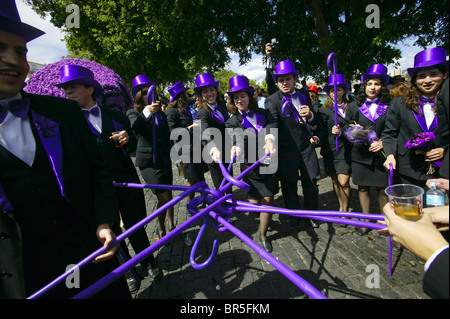 Universität Coimbra Studenten während der jährlichen Queima Das Fitas Parade, Coimbra, Portugal Stockfoto