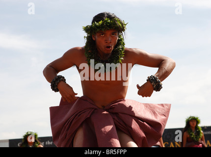 Mitglied der Hawaiian Halau O Kekuhi Dance Company führt auf dem ersten Amerikaner-Festival auf der National Mall, Washington DC Stockfoto