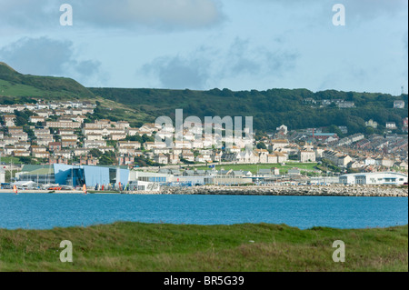 Weymouth & Portland National Sailing Academy, Veranstaltungsort für Segel-Events in die Olympischen Spiele 2012. Portland erhebt sich hinter dem Zentrum Stockfoto