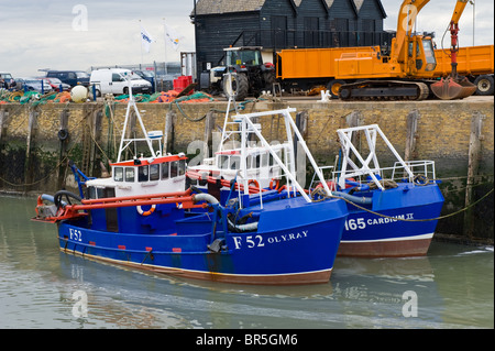 Zwei Fischerboote vertäut nebeneinander im Hafen von Whitstable, Kent Stockfoto