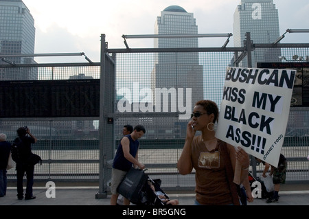 Ring aus Protest gegen die Republican National Convention in New York City am Ground Zero Manhattan New York 2. August 2004 Stockfoto