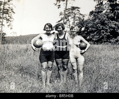 Historisches Foto Kleid drei Frauen im Sport mit zwei Kugeln, ca. 1931 Stockfoto