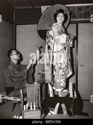 Historisches Foto, Geisha, posieren, um 1928 Stockfoto