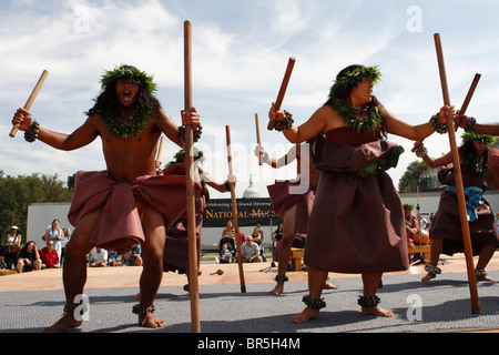 Mitglieder der Hawaiian Halau O Kekuhi Dance company führen Sie auf dem ersten Amerikaner-Festival auf der National Mall, Washington DC Stockfoto