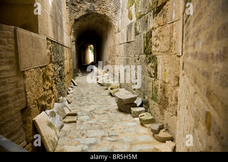 Gang / Flur / Durchgang / Durchgang bis zum Amphitheater an der zerstörten römischen Stadt Italica / Italica in der Nähe von Sevilla, Spanien. Stockfoto