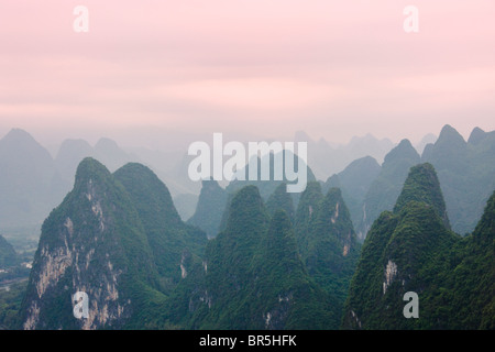Karst Hügeln im Morgennebel, Yangshuo, Guangxi, China