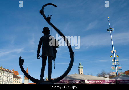 Karl Valentin Fountain und Maibaum, Viktualienmarkt Square, München, Deutschland, Europa Stockfoto