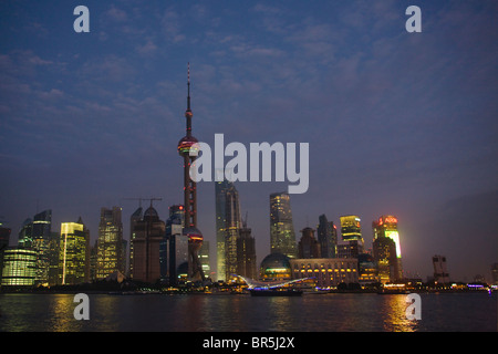 Skyline von Pudong dominiert Oriental Pearl TV Tower Huangpu Fluss, Shanghai, China Stockfoto