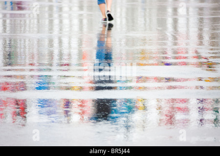 Reflexion der Menschen und Flag Pole auf dem Boden im Regen, Expo 2010 Shanghai, China Stockfoto