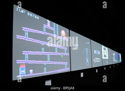 Foto von das original Video-Spiel Donkey Kong, die während einer Ausstellung über die Geschichte der Videospiele. Stockfoto