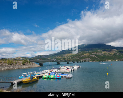 Brücke über Lac de Serre-Ponçon des größten Entwässerungbassin Sees in Frankreich. Hautes Alpes Region. Stockfoto