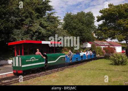 Großbritannien, England, Merseyside, Southport, Lakeside Miniatur Eisenbahn Zug neben Marine See Stockfoto