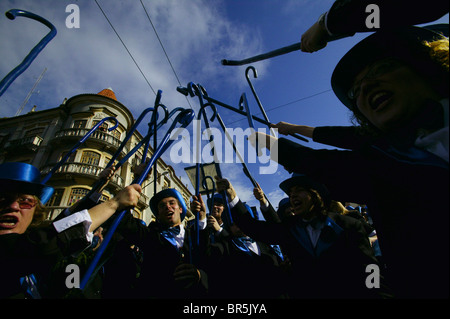 Universität Coimbra Studenten während der jährlichen Queima Das Fitas Parade, Coimbra, Portugal Stockfoto