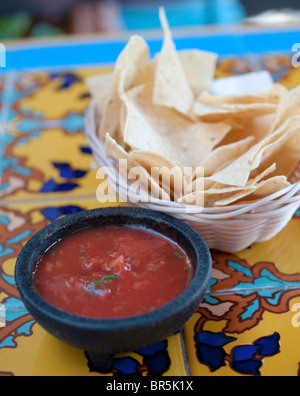 Ausschank von Salsa und Tortilla Chips auf bunten Talavera Fliesen mexikanischen Tisch Stockfoto