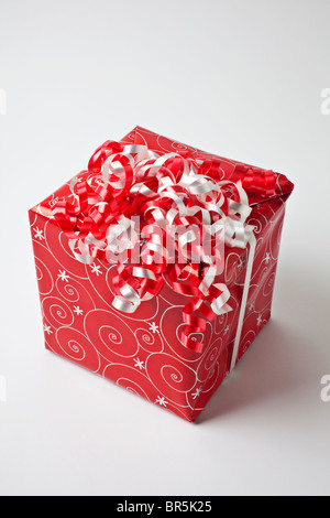 Rot-Weihnachtsgeschenk mit Band Stockfoto