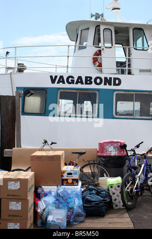 Fire Island gebunden Fracht geladen auf dem Vagabond Fracht Boot, Bay Shore, NY, USA Stockfoto