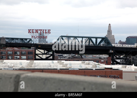 Ansicht einer u-Bahn-Zug-Brücke im Abschnitt Gowanus, Brooklyn von Gowanus Expressway Stockfoto