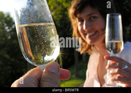 Subjektive Sicht eines Mannes machen Toast mit einer wunderschönen Dame mit Brille Champagner. Stockfoto