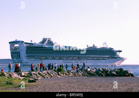 Gruppe von Menschen beobachten Kreuzfahrtschiff verlassen Hafen von Vancouver Harbour, Vancouver, BC, Britisch-Kolumbien, Kanada Stockfoto