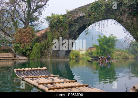 Touristen auf Bambus Rafting am Li-Fluss, Yangshuo, Guangxi, China Stockfoto