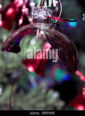 Eine gebrochene Christbaumkugel auf einem Weihnachtsbaum. Stockfoto