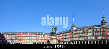 Madrid, Spanien. Plaza Mayor. Bronzene Reiterstatue (1616) von Philip (Felipe) III. Panorama Stockfoto