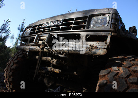 Die vorderen Räder auf einem schwarzen Nissan 4 x 4 bei einer off-Road-Rallye in Portugal. Stockfoto