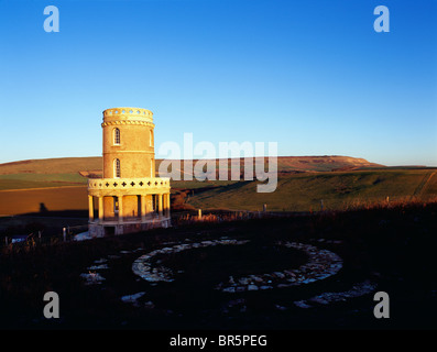 Der neu gebaute Clavell Tower in Kimmeridge Bay neben seiner ursprünglichen Fundamente, Kimmeridge, Dorset, England. Stockfoto