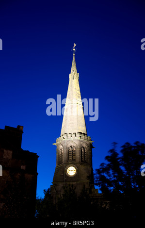 St. Wilfrid Kirchturm, nachts beleuchtet. Stockfoto