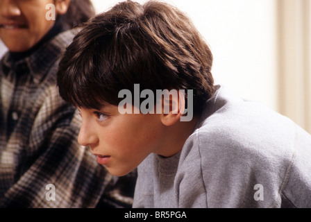 Junior High School jungen hören Vorsatz Aufmerksamkeit Porträt Gesicht schwere lernen Stockfoto