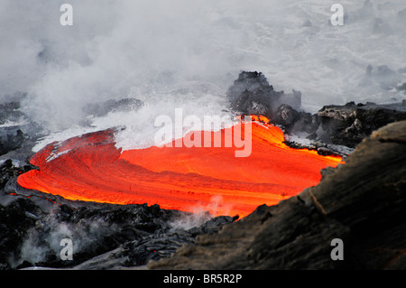 Fluss der geschmolzene Lava fließt nach Meer, Kilauea-Vulkan, Hawaii Inseln, Vereinigte Staaten Stockfoto