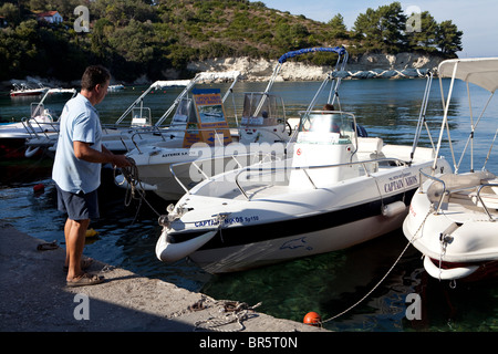 Boote im Hafen von Loggos, Paxos, Griechenland Stockfoto