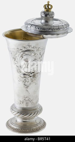 Herzogin Sophie von Hohenberg (von 221 - 1914), eine Präsentationspassette von Prinzessin Victoria Luise von Preßburg von 1908 Silber, Innenvergoldung. Goblettform, der Stamm mit Torus, der von einem runden Sockel aufsteigt, die mit Voluten und Rocaillen in Reliefform verzierte Schüssel, die Vorderseite mit einer Kartusche, die das bekrönte Monogramm "VL" für Prinzessin Victoria Luise trägt, Das Gegenteil mit der Widmungsgravur "Ihre Heitere Hoheit Tante Sophie von Hohenberg in Erinnerung an Wien historisch, historisch, 1900er, 20. Jahrhundert, Kaiserlich, Österreich, Österreich, Donau-Monarchie, Reich, Objekt, Objekt, object, Stockfoto